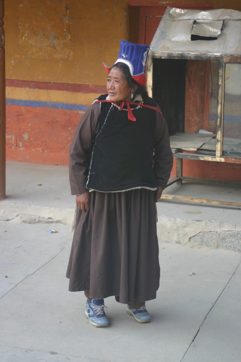 Femme en vtements de fte