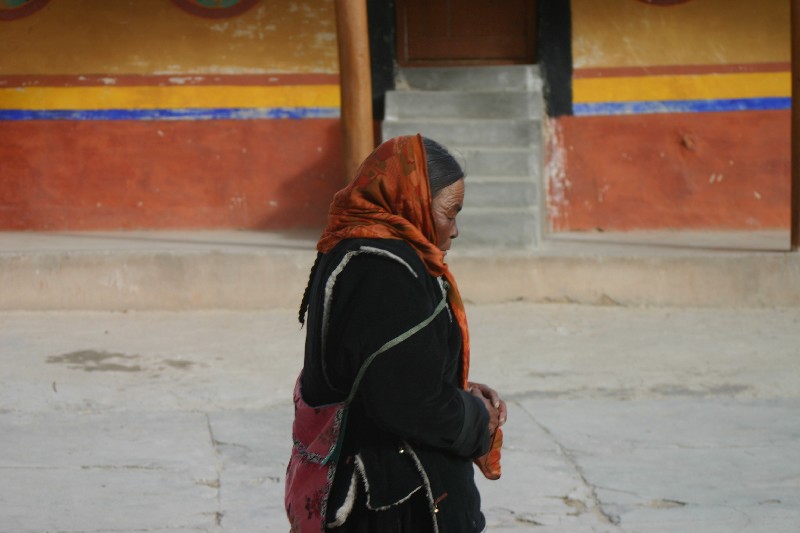Femme en vtements de fte